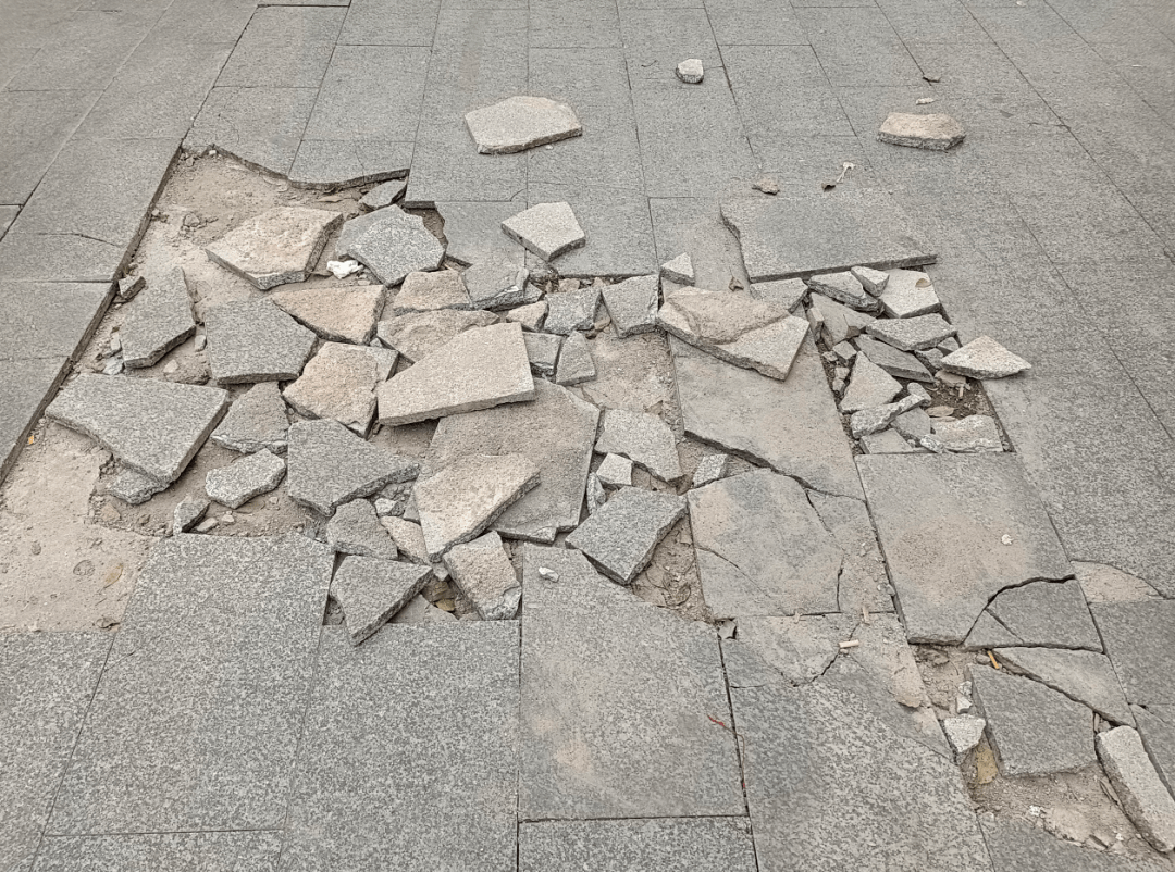 文明城市 | 人行道地砖破裂,市民出行受影响_戴家_华北路_珠山区