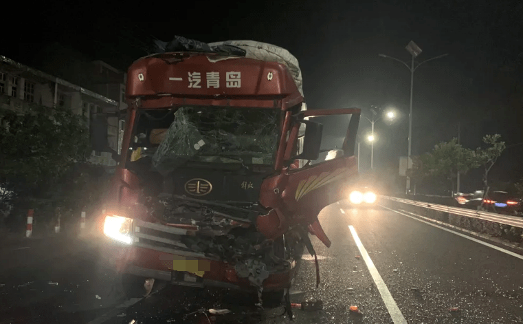 郑州高速大货车突然左转下一秒狠狠撞上护栏事故原因竟是