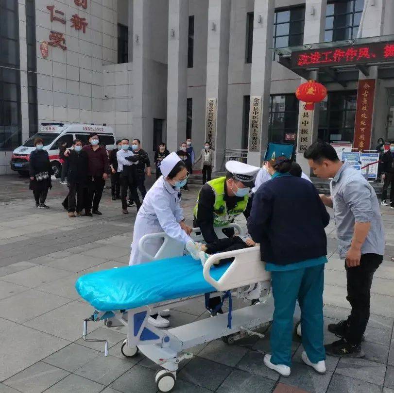 金寨一幼儿摔伤头部！警车开道送医！_幼童_老人_群众
