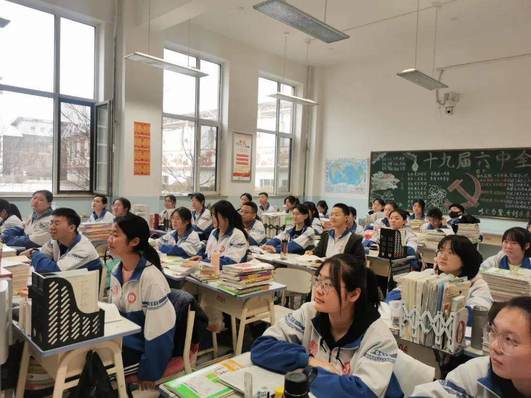 包钢一中3月14日,按照上级要求,包钢一中高三年级全部返校恢复线下