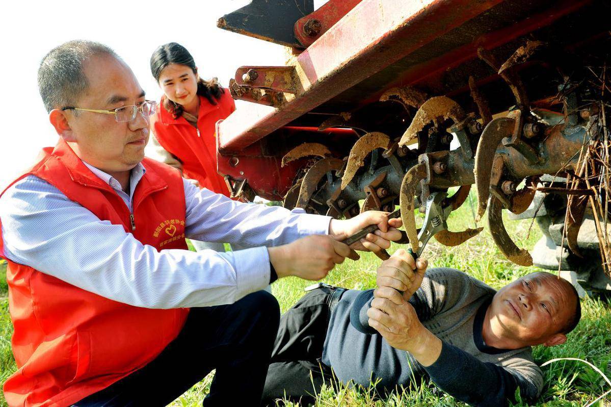 江西上饒:鄉村黨員幹部田間地頭助春耕_德興市_農家_大村