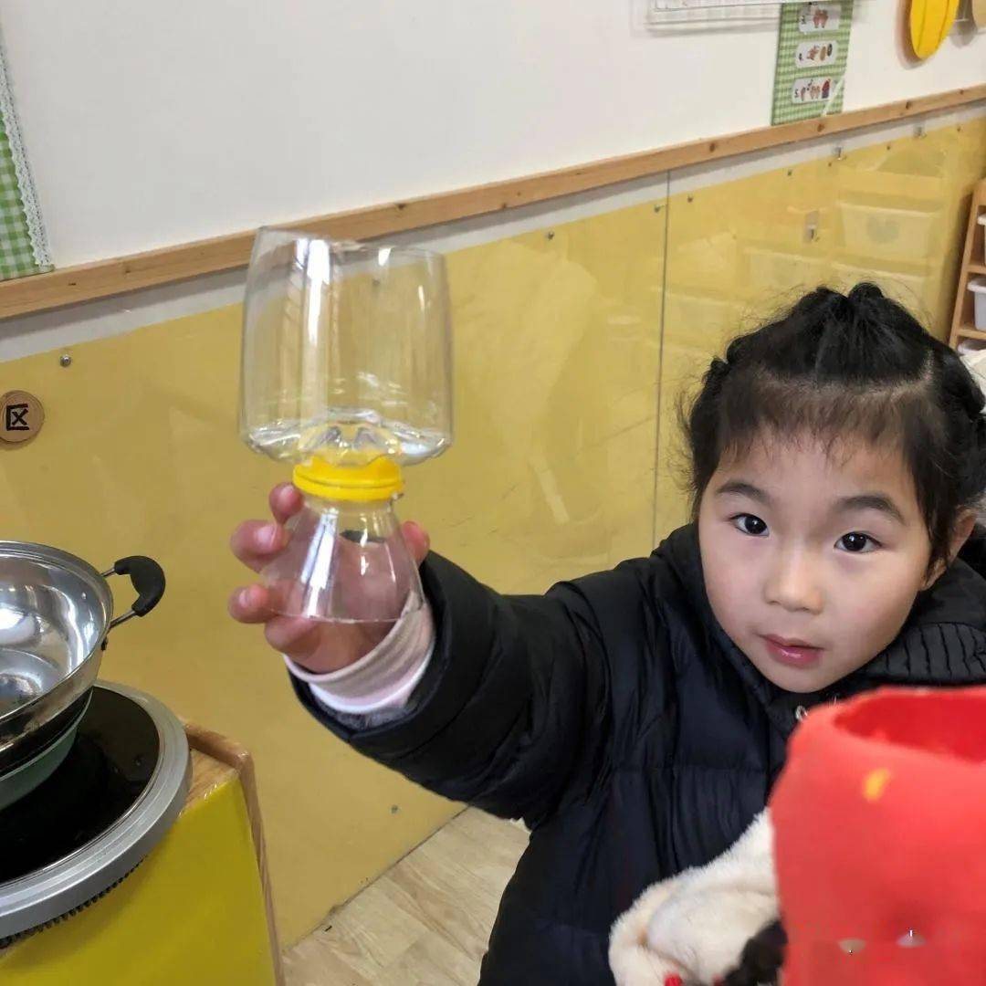 日朵宝带来了一袋矿泉水瓶,她告诉我:"老师,我们可以用这个来制作奖杯