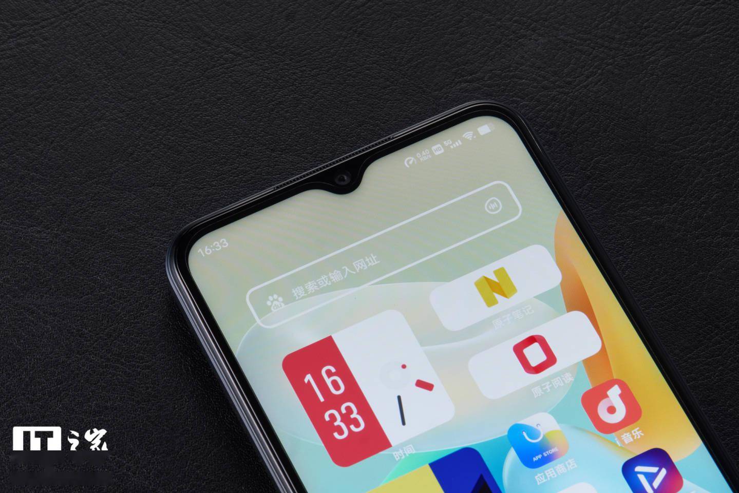 【IT之家开箱】vivo Y33s 5G 手机图赏：清蓝微光，经典深邃