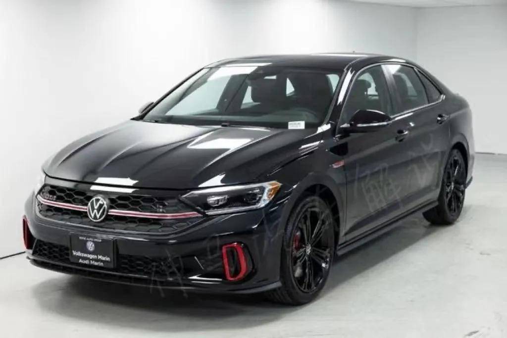 全新一代的大众速腾黑武士版本车型,采用了镂空轮毂设计,提供了红色