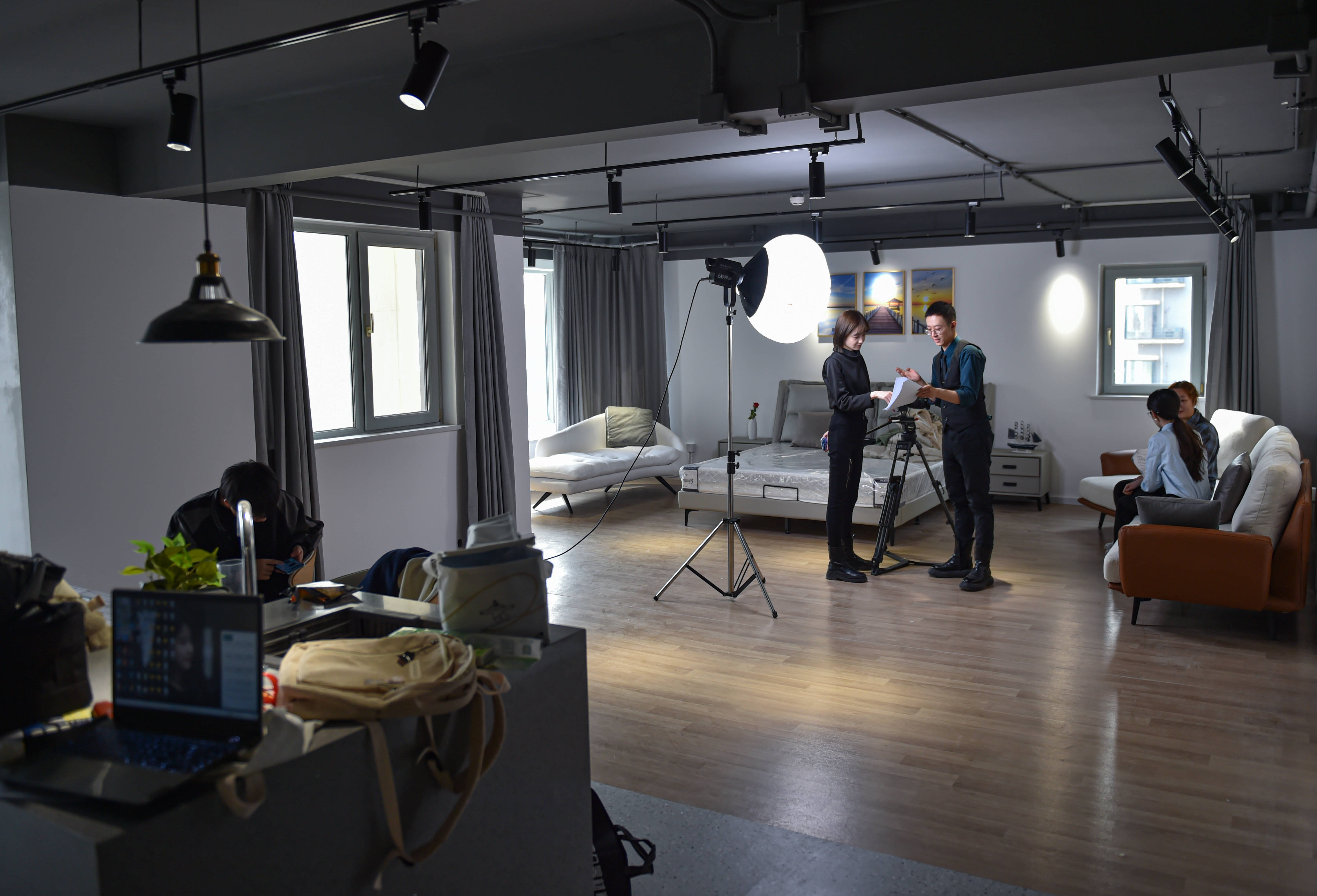 直播基地带货忙