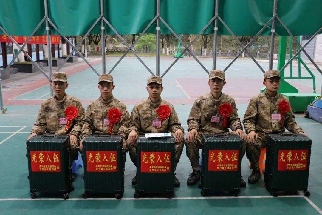今天东兰县起运新兵奔赴军营建功立业此次入伍共有46名新兵