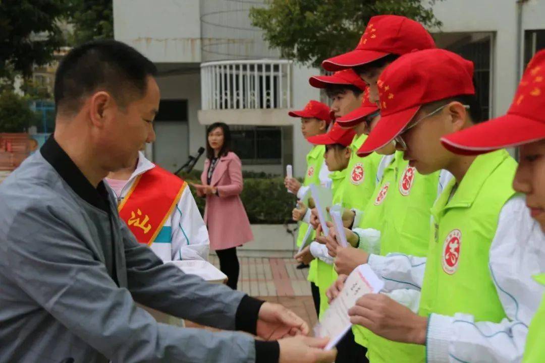 為弘揚中華民族的傳統美德,掀起學雷鋒活動的熱潮,汕頭市翠英中學組織