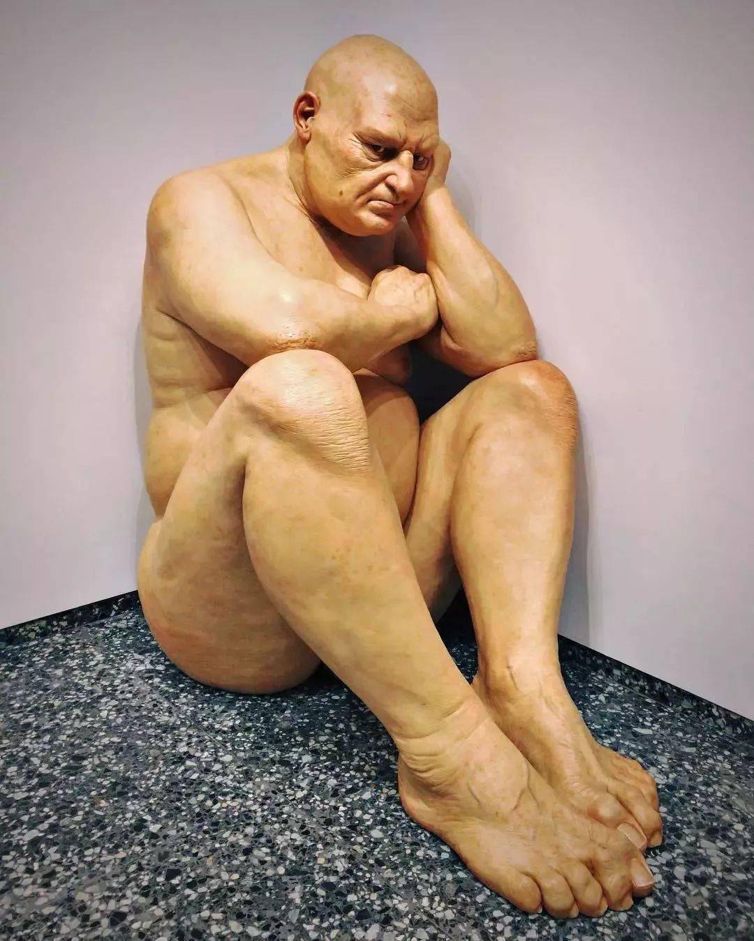 Mueck|超震撼的写实人体！真实到毛骨悚然，放大10倍都耐看：细节里藏着魔鬼···