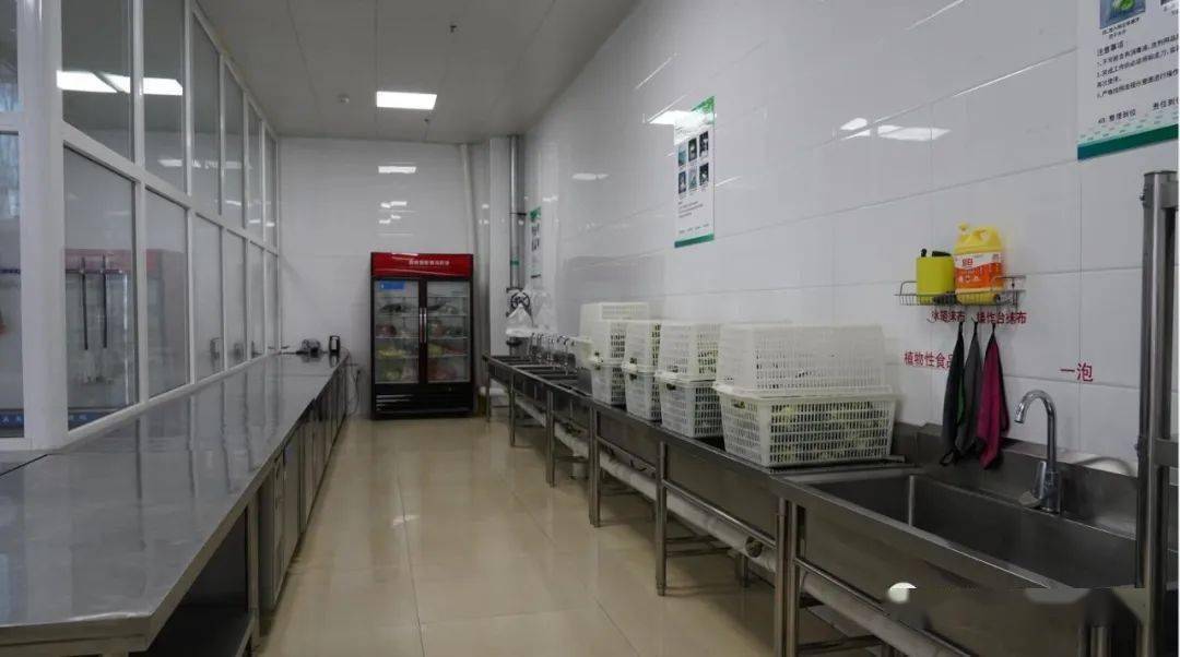 学校对食品仓库,粗加工制作区,烹饪区,专间,备餐间,餐用具洗消区等