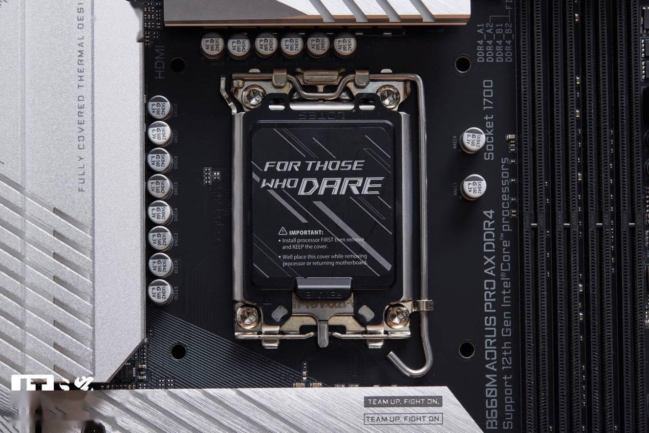 【IT之家开箱】技嘉雪雕 B660M 主板图赏：银装战甲，千元利刃