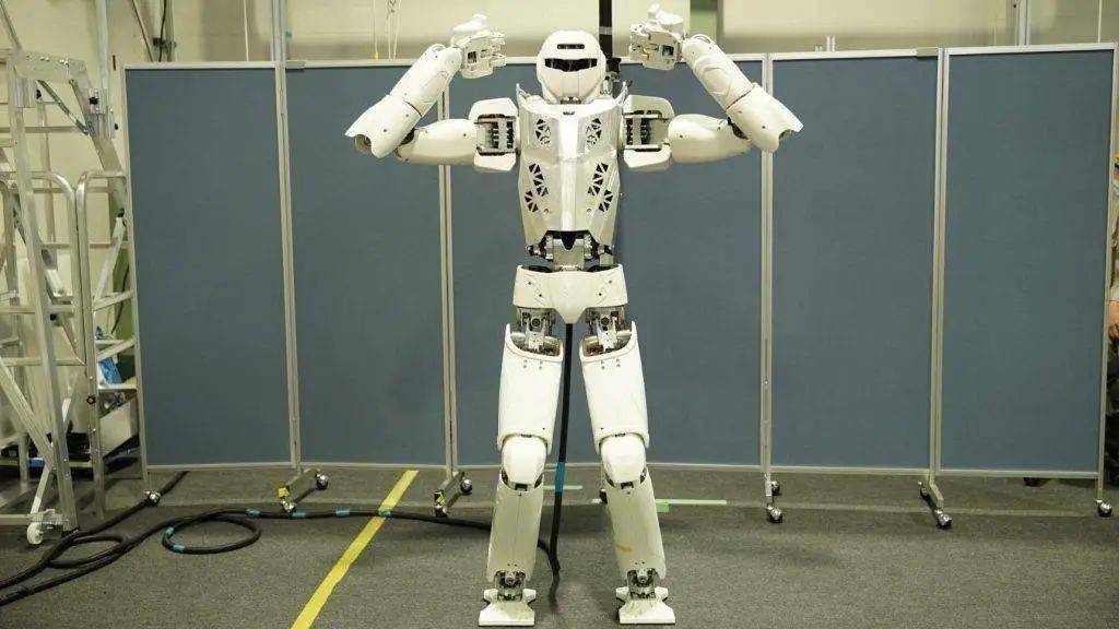 【机器人频道|热点】仿生人能骑电子羊了!