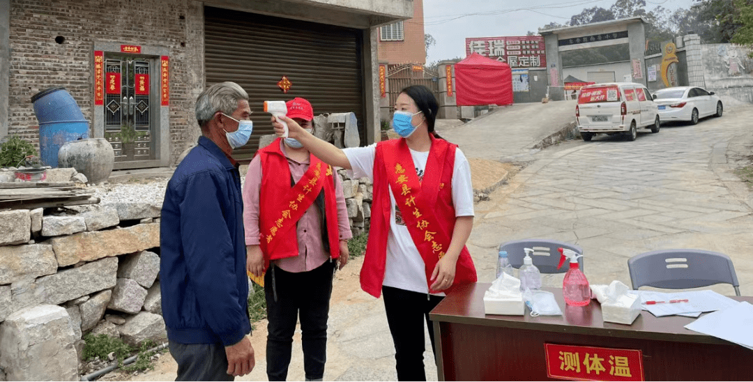 近日,惠安县紫山镇计生协会到核酸检测点协助做好现场秩序维持,测温验