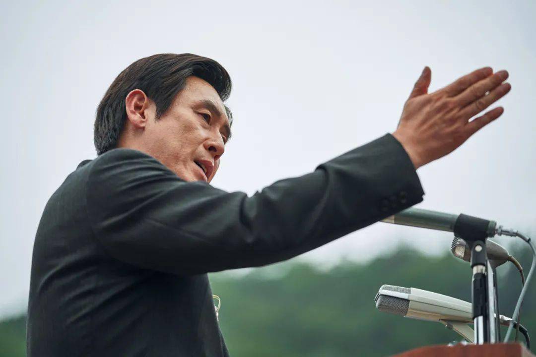 前不久,他刚刚跟《王者制造》的导演卞成贤合作过《不汗党》.