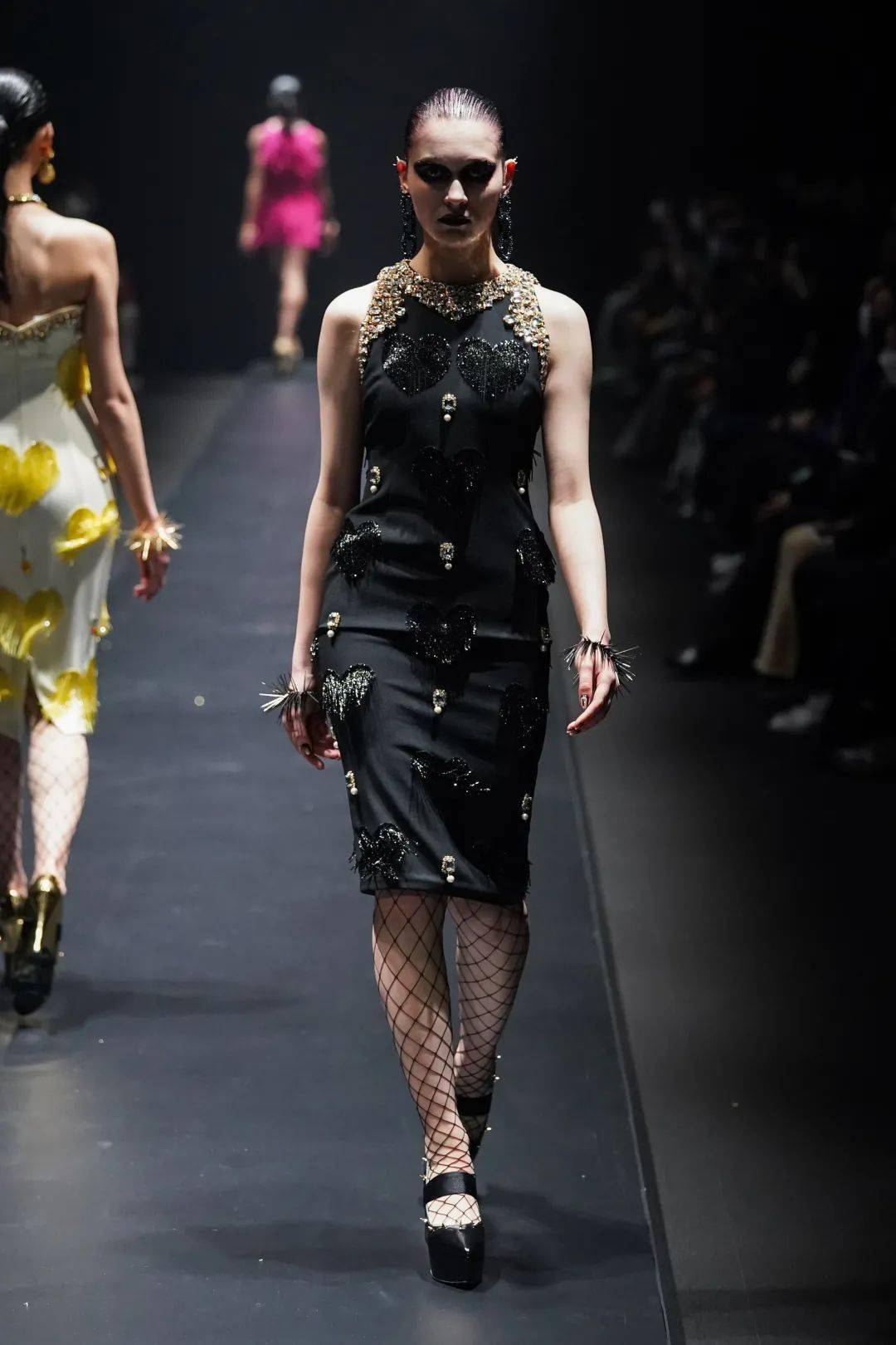 华丽与朋克美丽与愤怒高桥盾用颠覆性的设计语言将安静华丽融入到朋克