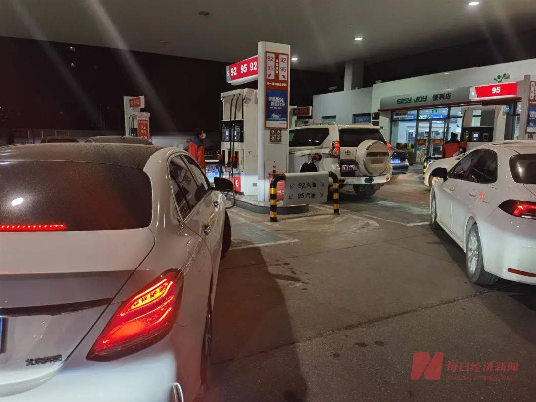 北京加油站破9前夜加满声不断豪车身影不少加油员取消休息等9来