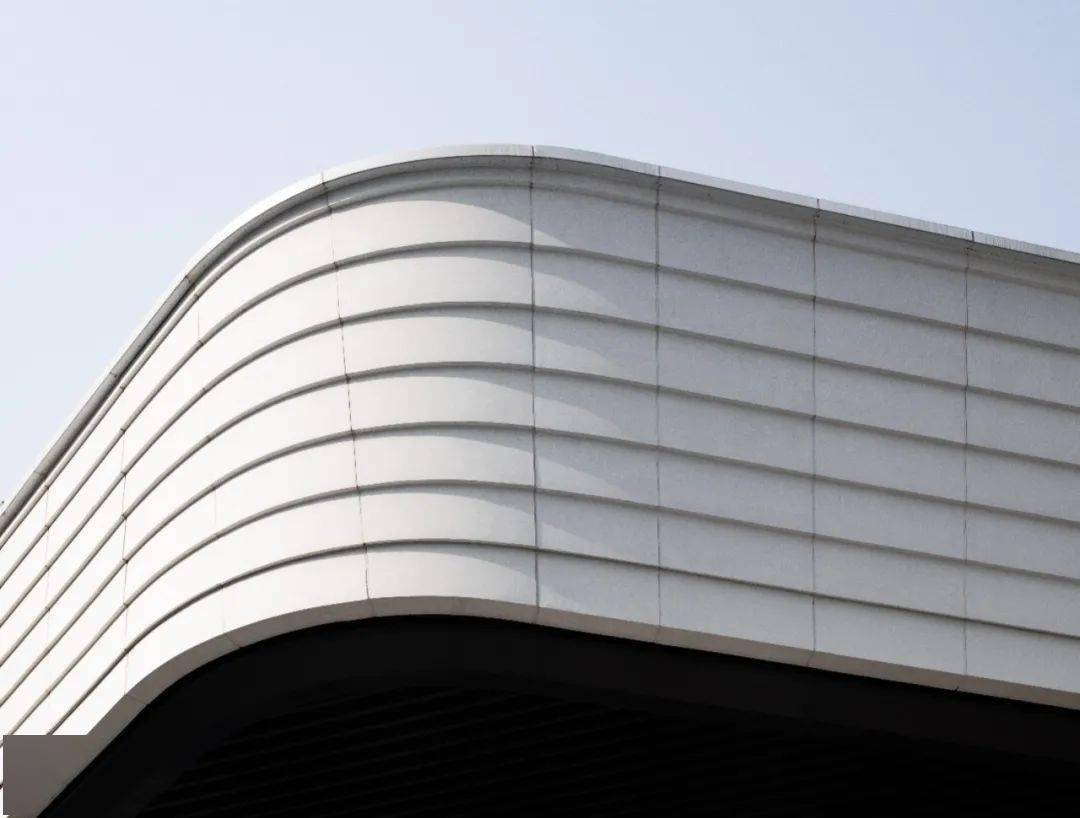 ribbon" 的环形白色缎带grc,水平流动的横向线条与旁边的前滩中心