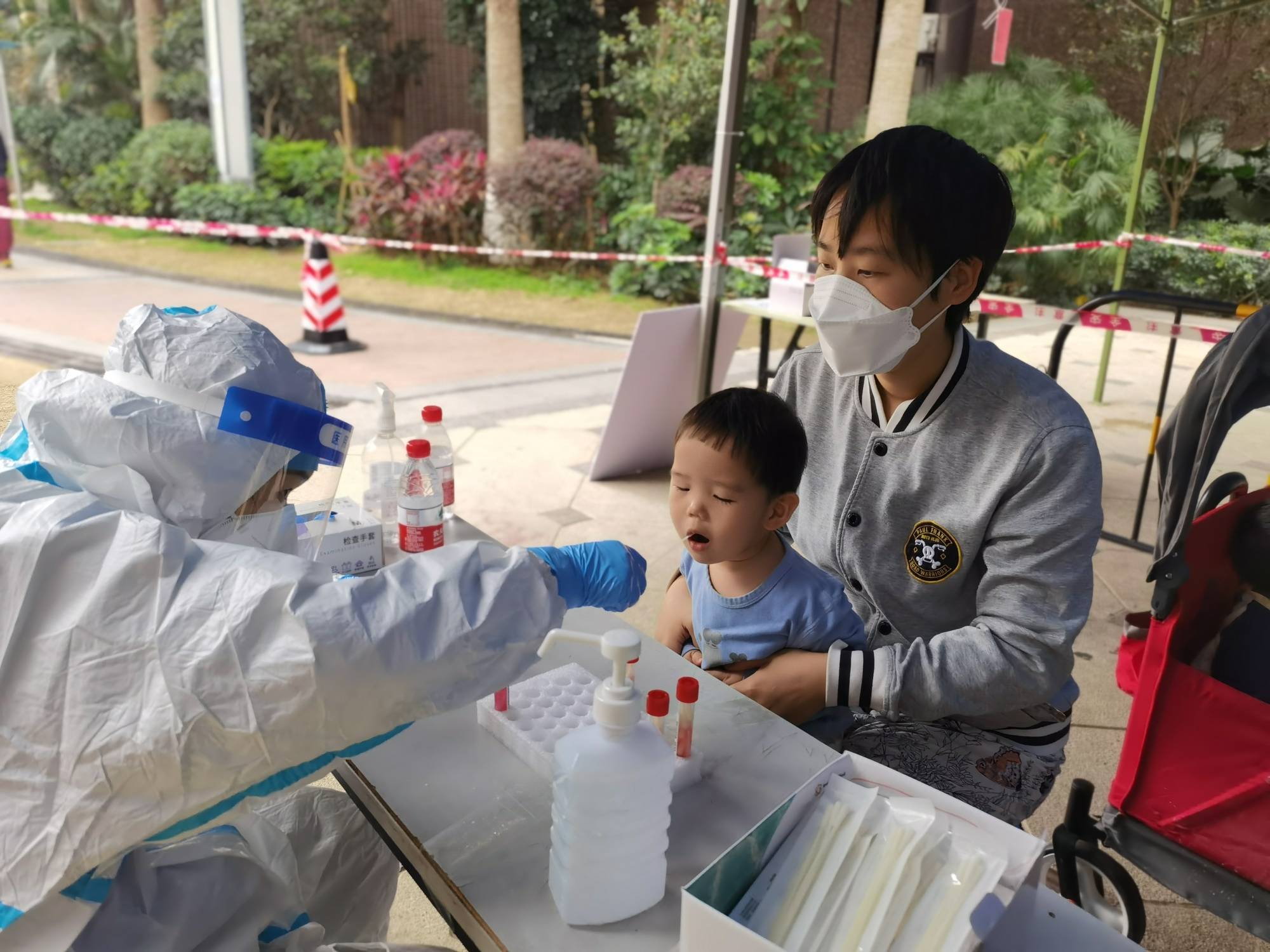 病毒感染者|深圳：儿童病例转阴时间长，医院成立“妈妈”特护队