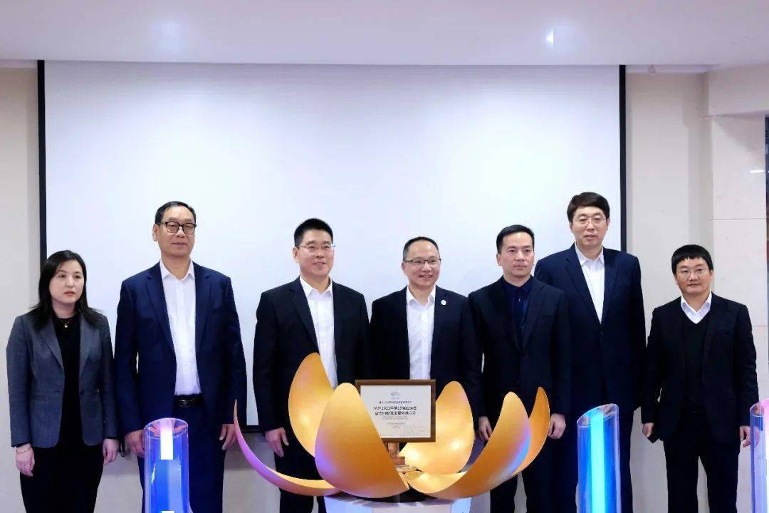 杭州亚组委市场开发部副部长梁强勇,市场运营处副处长陈雄,杭州牙科