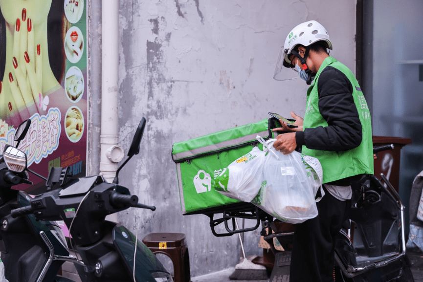 王兴东是95年生人,在北京当了5年兵后退役,2021年加入美团买菜当配送