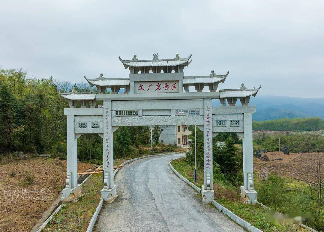 东安县大盛镇千亩油菜花盛开吸引游人如织