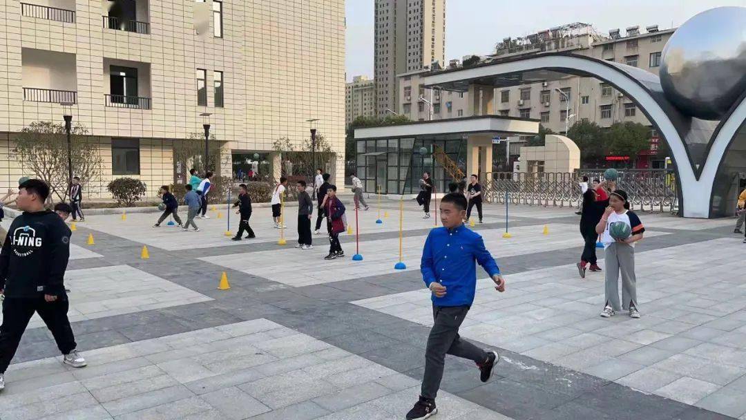 颍州区各学校开展丰富多彩的体育社团活动_小学_阜阳_篮球