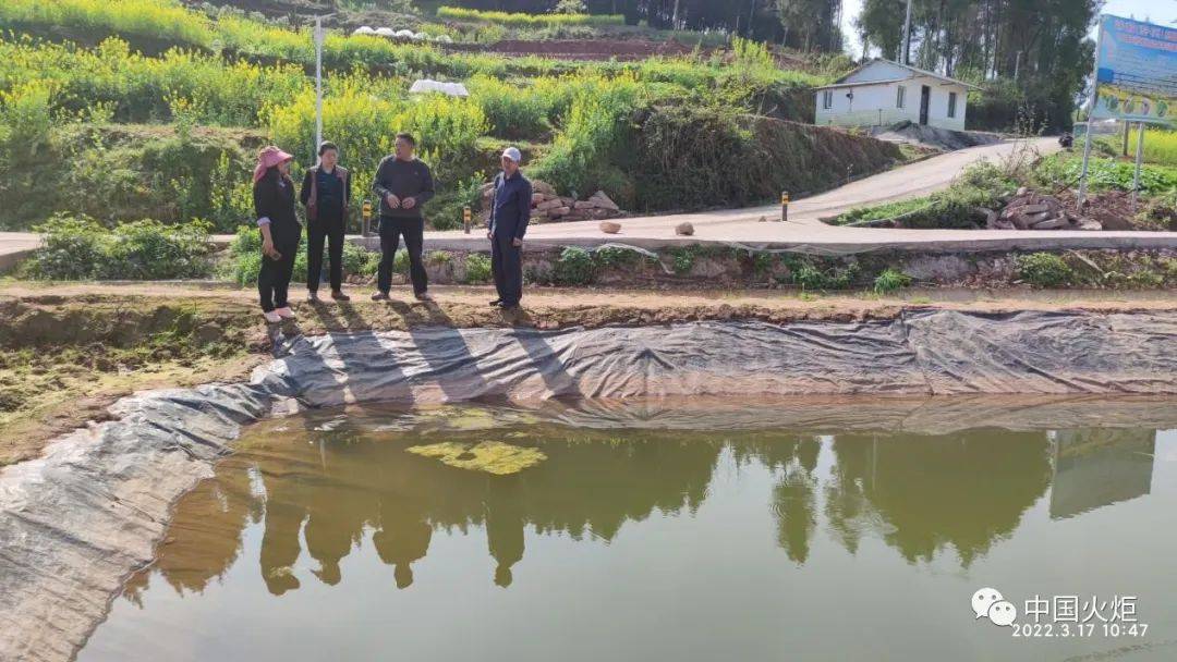 3月17日,万州区关工委副主任宋玮冬率科辅团有关专家,到甘宁镇冠丰村