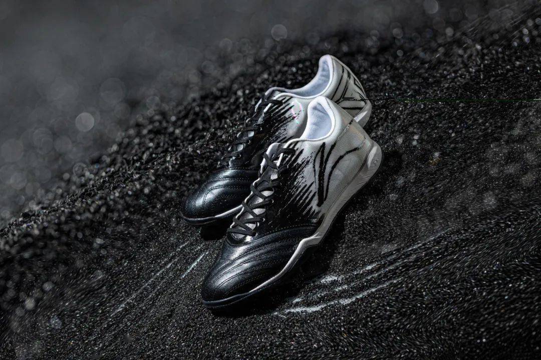 李宁发布铁系列2代升级版足球鞋