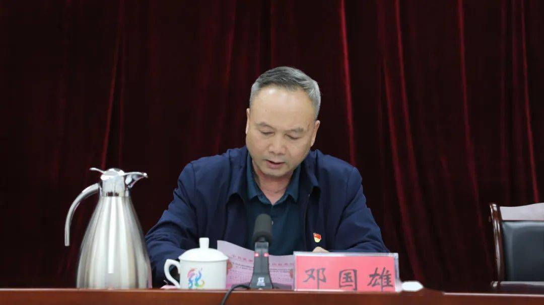 县长邓国雄宣读了县委,县政府关于聘任禤继文等12位同志为督查督办