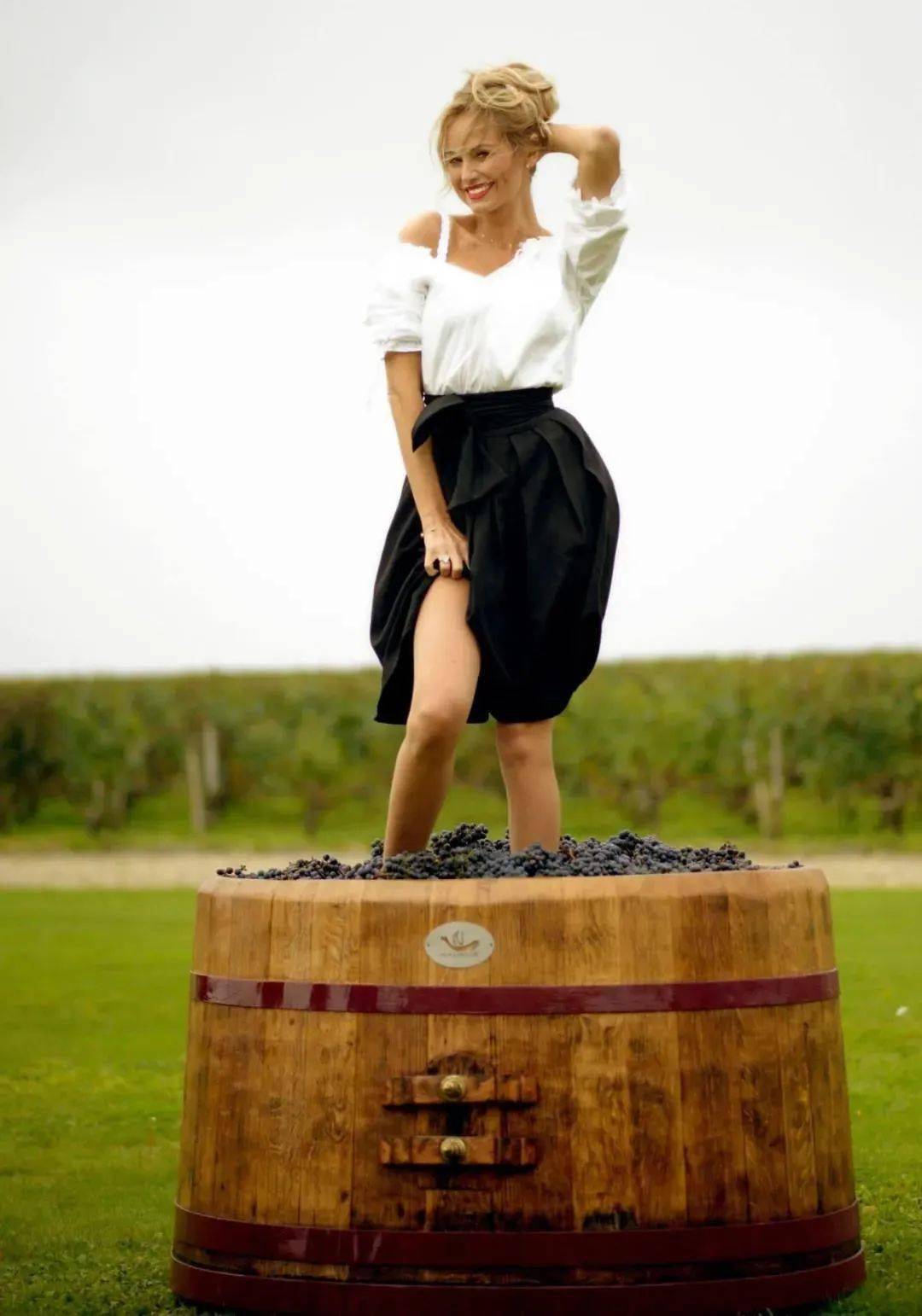 为啥"脚踩酸菜"不行,脚踩葡萄就可以!_少女_酒庄_进口