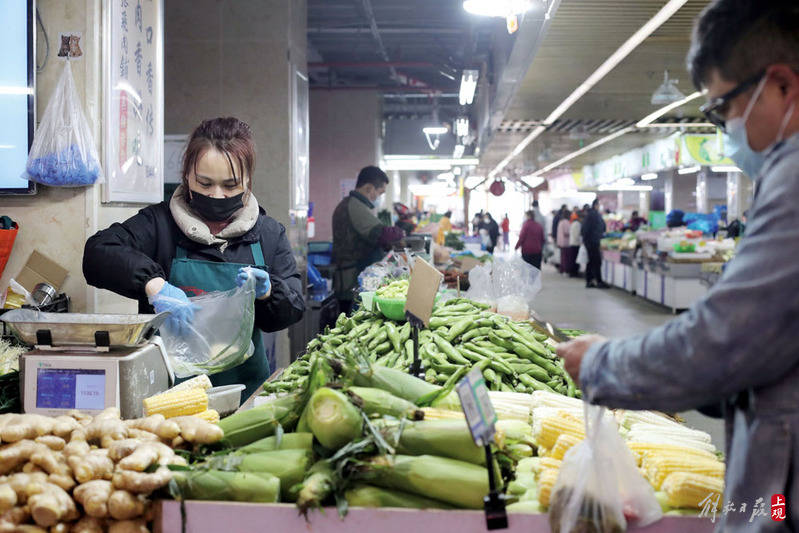 上海实行差异化筛查非重点区域居民核酸检测买菜购物两不误