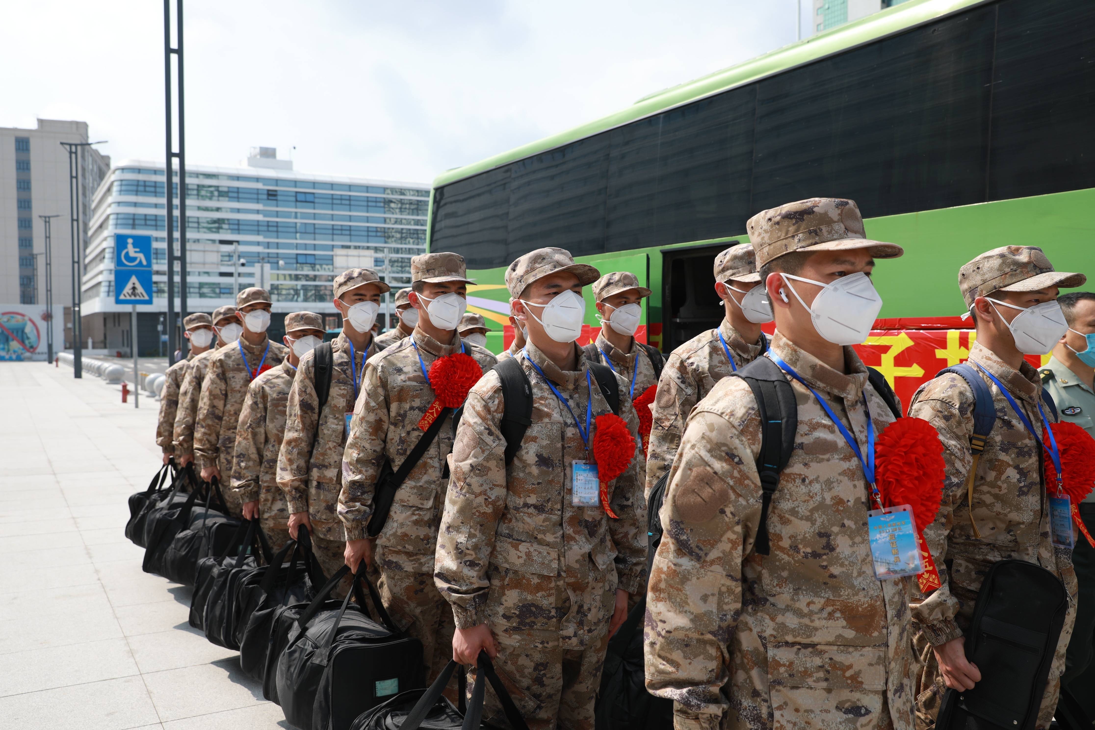 多图电白区人武部穿上新式军装的他们上交给了国家