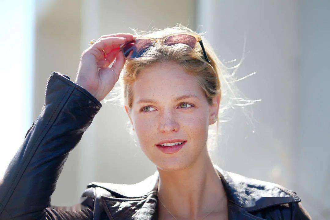 uk/tvshowbiz/article-10571535/former-victorias-secret-model-erin