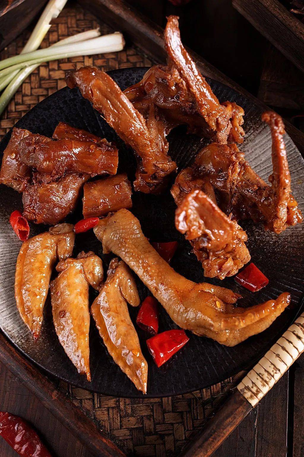 一不小心连自己的手指头都啃掉了!