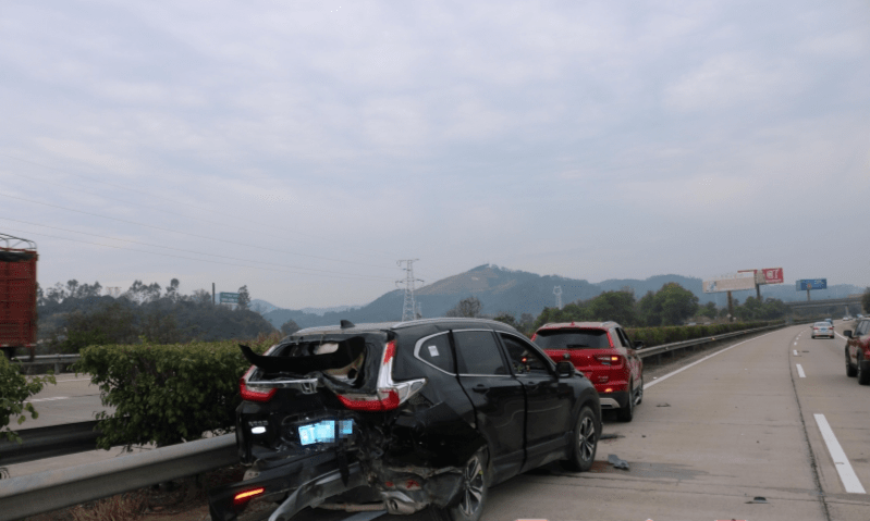 g80高速公路玉林北互通左側車道上停車造成三車追尾致一人死亡多車不