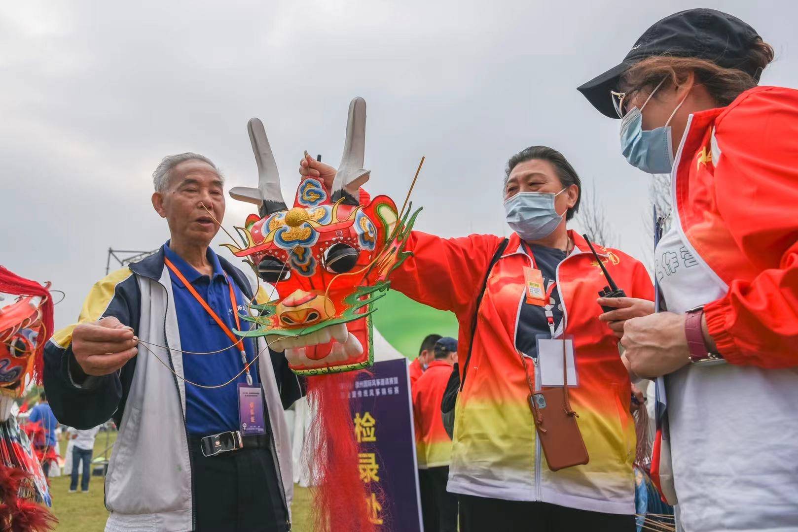 体育|彩鸢满天，一年一度的风筝盛会在成都崇州举办