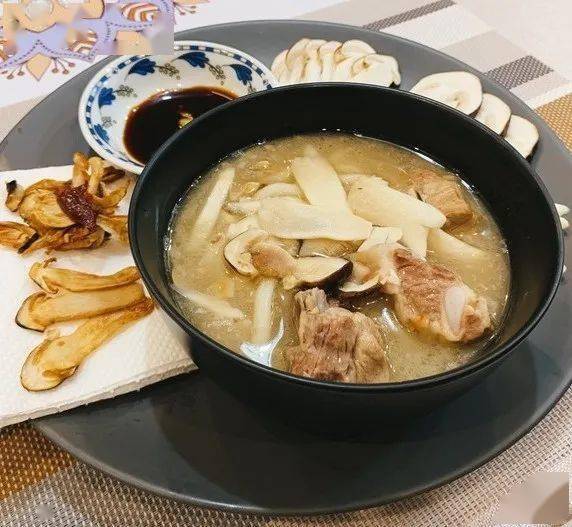 做火锅等等红松茸可煎,可炒,与肉类滚汤,红松茸,学名叫大球盖菇,褐