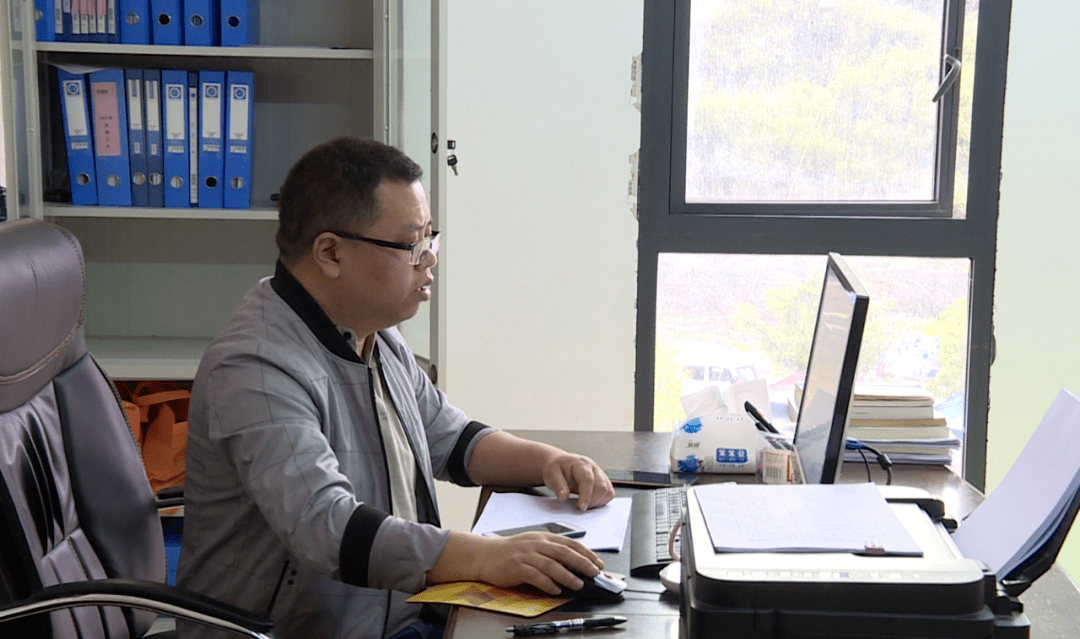 学习宣传贯彻全国两会精神全国两会精神在普定县基层党员干部中引起