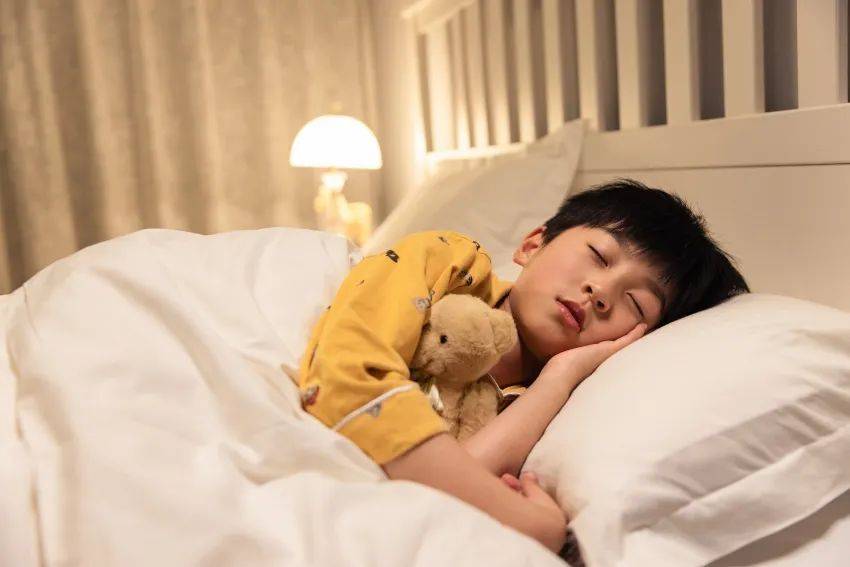 娱乐成为青少年晚睡的首要原因！该如何保证孩子的睡眠？