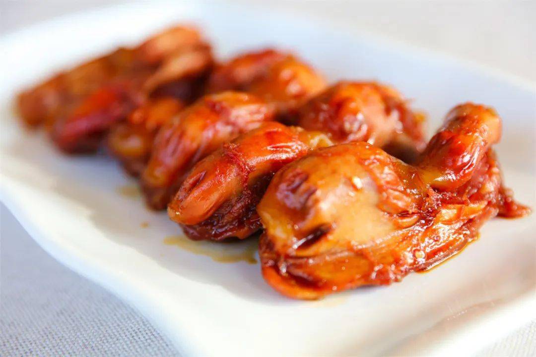 的油焖大虾,香辣虾,五香卤鸡,乳鸽,以及佐餐下饭,方便快捷的卤猪手,卤