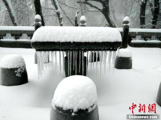 王明俊|武当山降下“桃花雪” 漫山银装素裹宛如水墨画