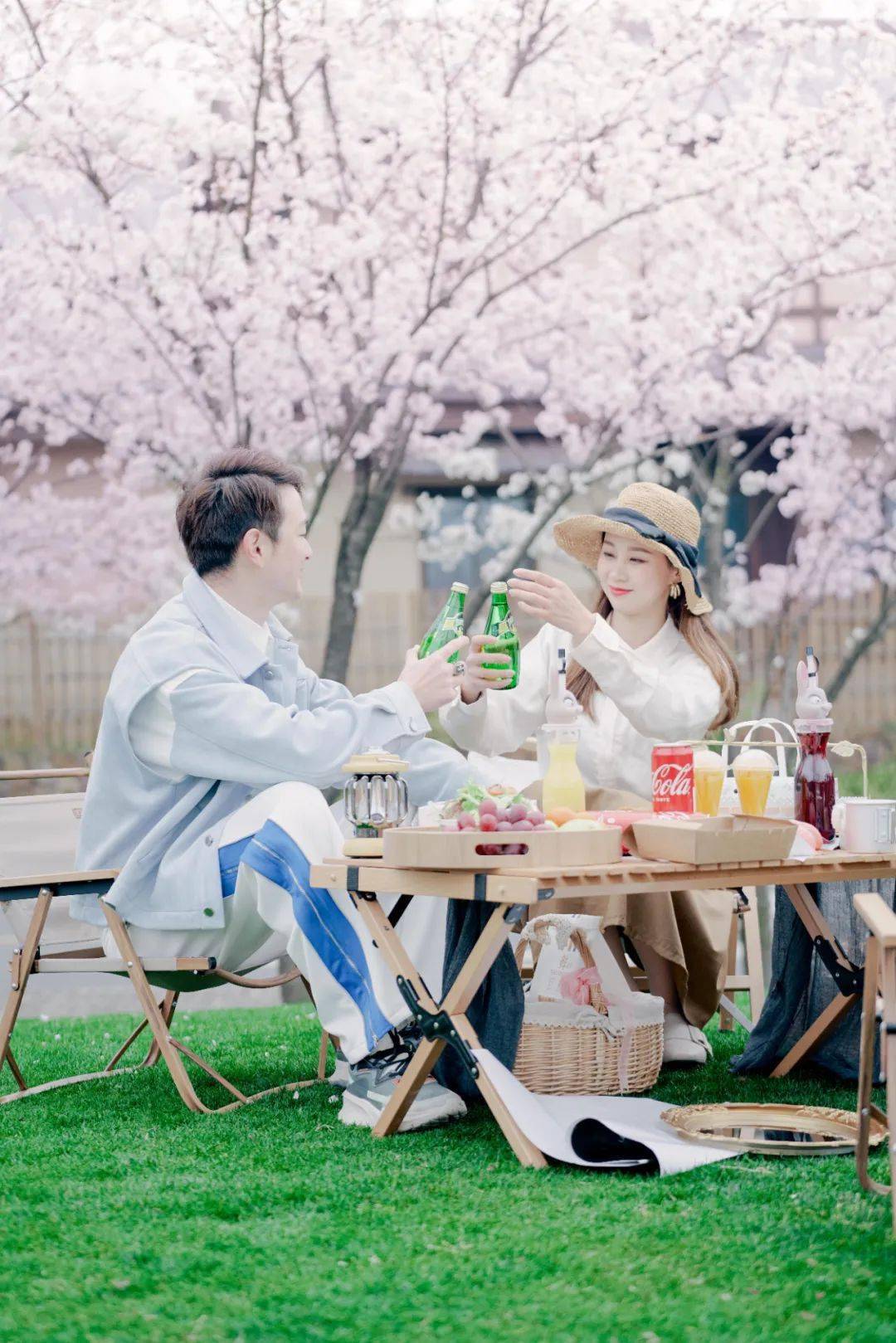 樱花树下三五好友聚一聚野餐篮都准备好啦