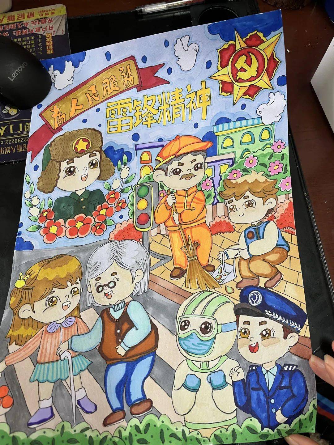 二年级的队员们纷纷拿起画笔,用绘画的方式表达对雷锋叔叔的敬意.