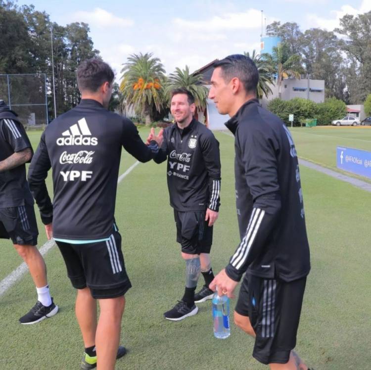 直播|梅西观摩阿根廷U20国家队训练，马斯切拉诺目前担任主帅