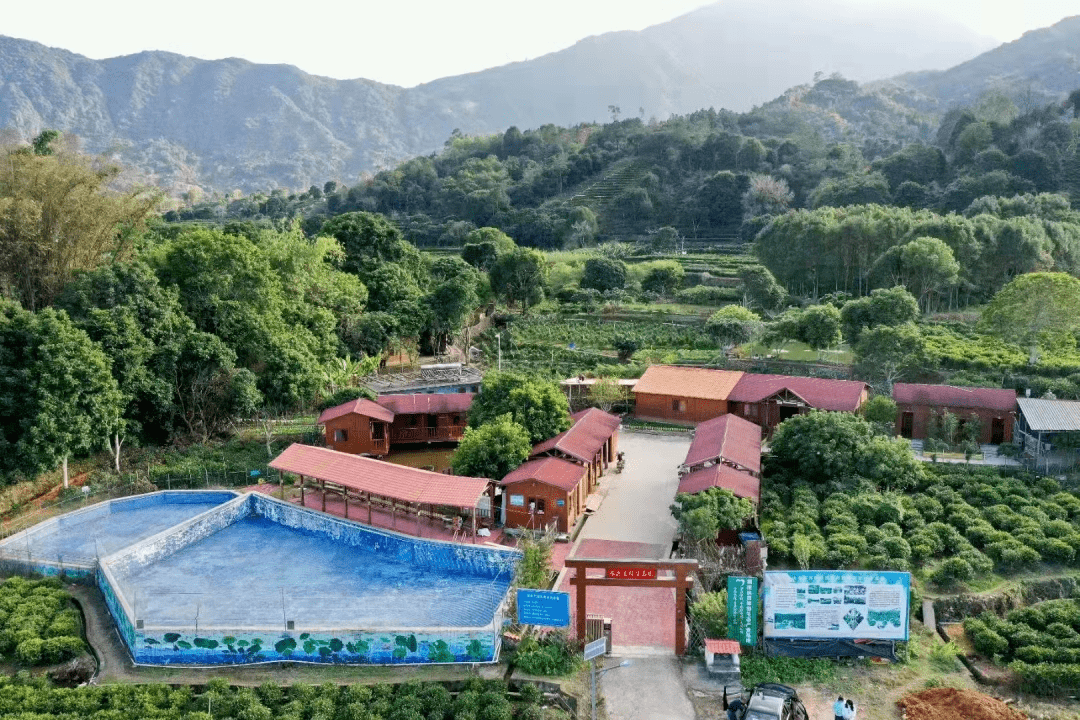饶平县"食来运转"生态园位于新塘镇顶厝村,距潮州市区70公里,饶平县城