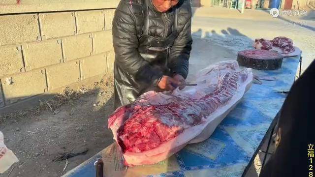 今天老孟猪肉飞抢了,这都得排队买呀,给老孟忙的脑瓜子嗡嗡的_老孟