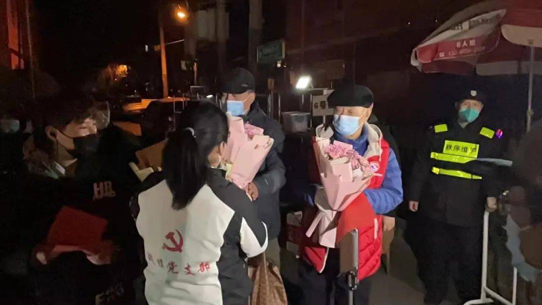 刚刚,海淀双榆树西里社区解封!现场——_居民_疫情_防控