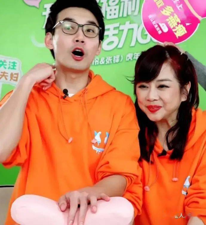 陈松伶与丈夫直播带货,笑容僵硬皱纹多,被网友调侃像"母子"_张铎_女人