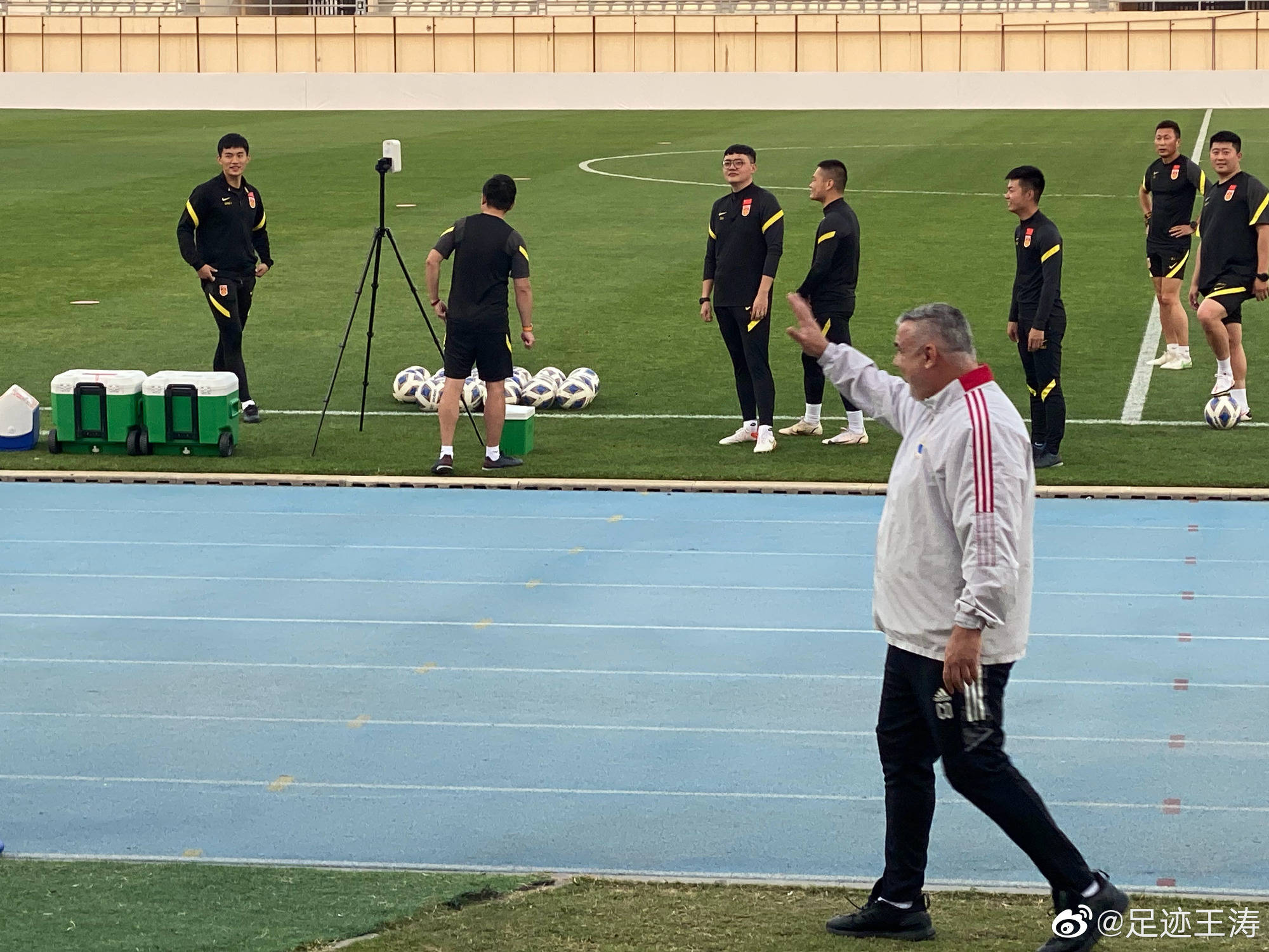 对阵|记者：前江苏队主教练奥拉罗尤探班国足训练
