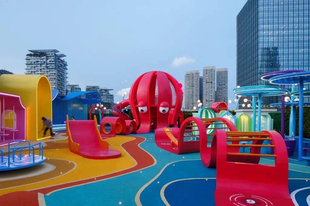 青岛海岸万科城拾光公园 / zap▼鲜艳的游乐设施▼孩子在游乐场中尽情