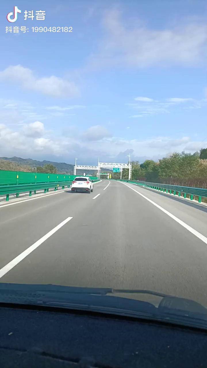 最美的风景在路上安全行车文明行车看我的视频让你天天发财广结善缘
